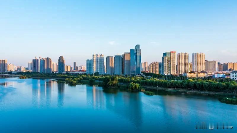 临沂楼市：

从今年1月3日到8月6日的数据来看，兰山区房价从8400降至780