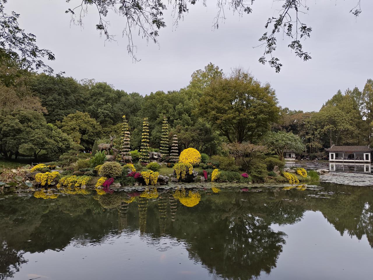 多地试行“中小学春秋假”是推动素质教育落地的重要契机，可以减少书面作业量，转而鼓