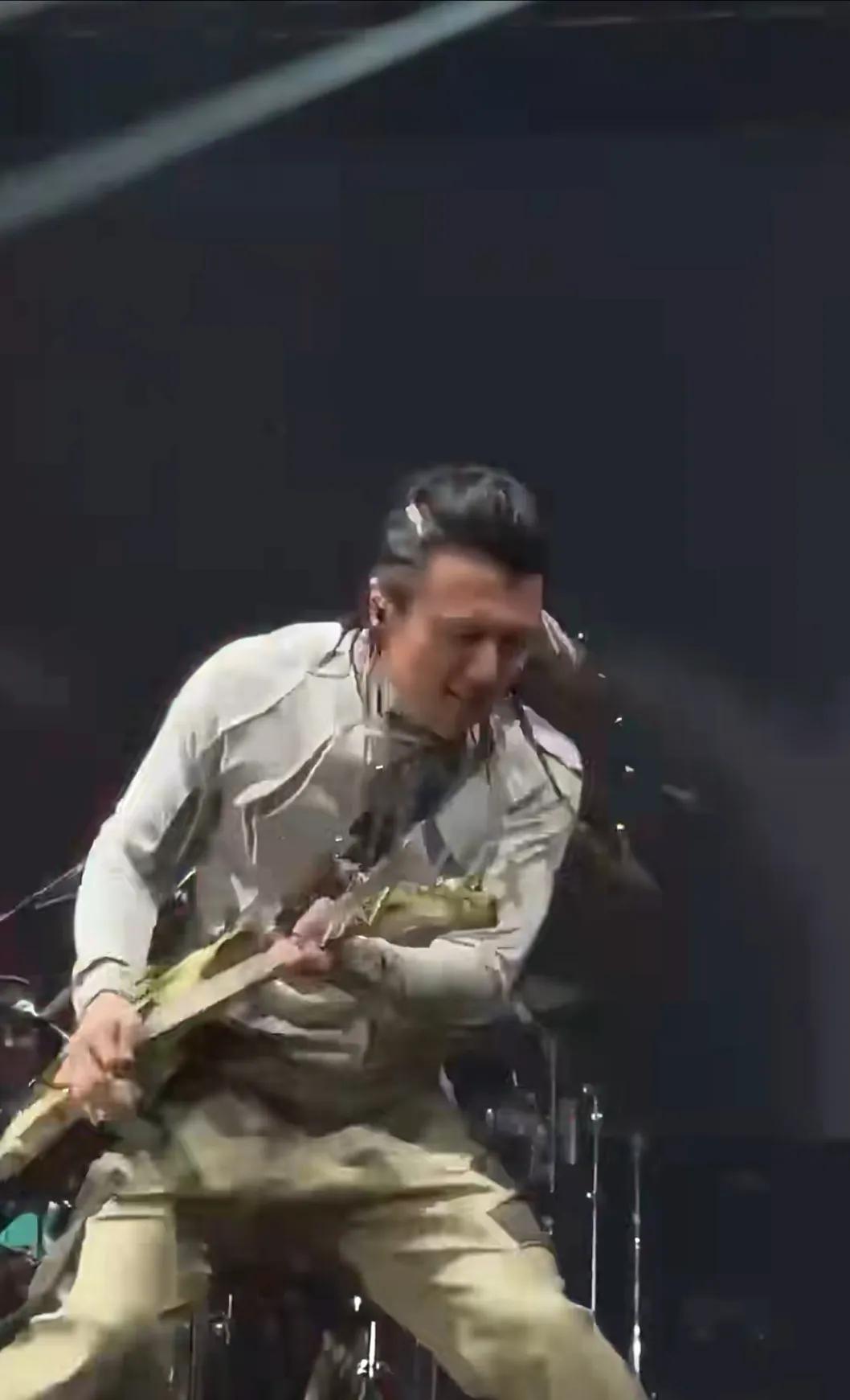 谢霆锋最新演唱会，他又拿着他的吉他出来燃炸了，谢霆锋年纪越大越像谢贤了，简直一个