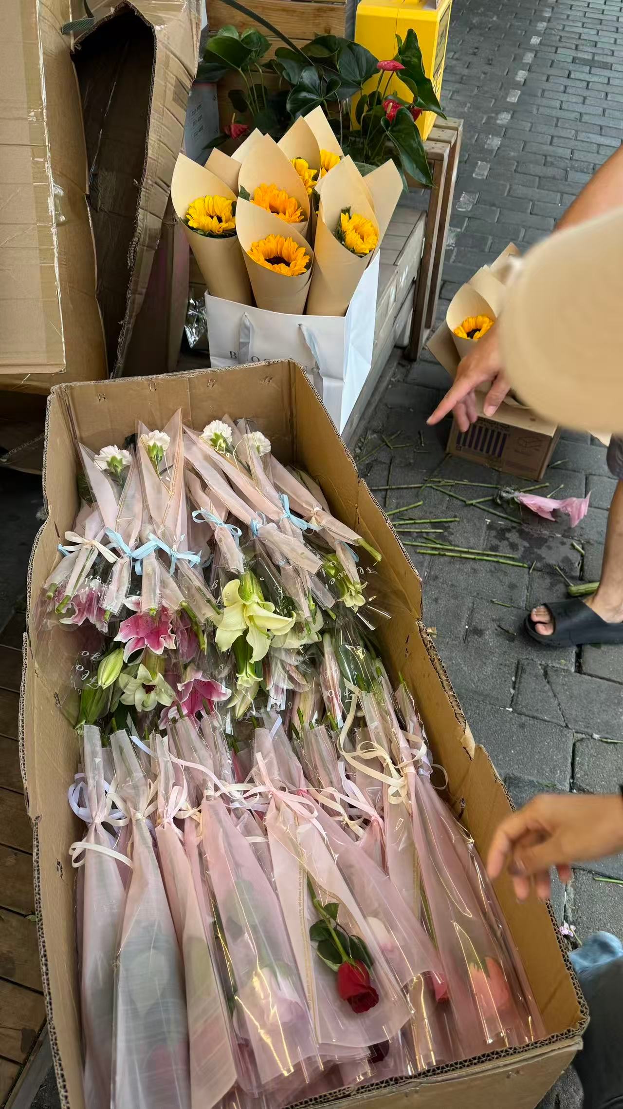我们班家委会就是牛啊 根本不用考虑买什么礼物 人家给安排得明明白白 每个孩子发三