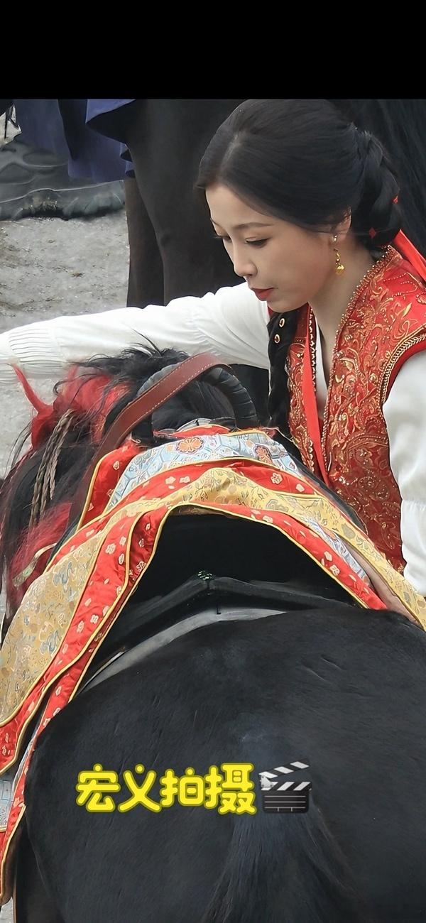 内娱208拍马戏能不能先去学习一下这是在干嘛啊这侧脸能让谁嫉妒