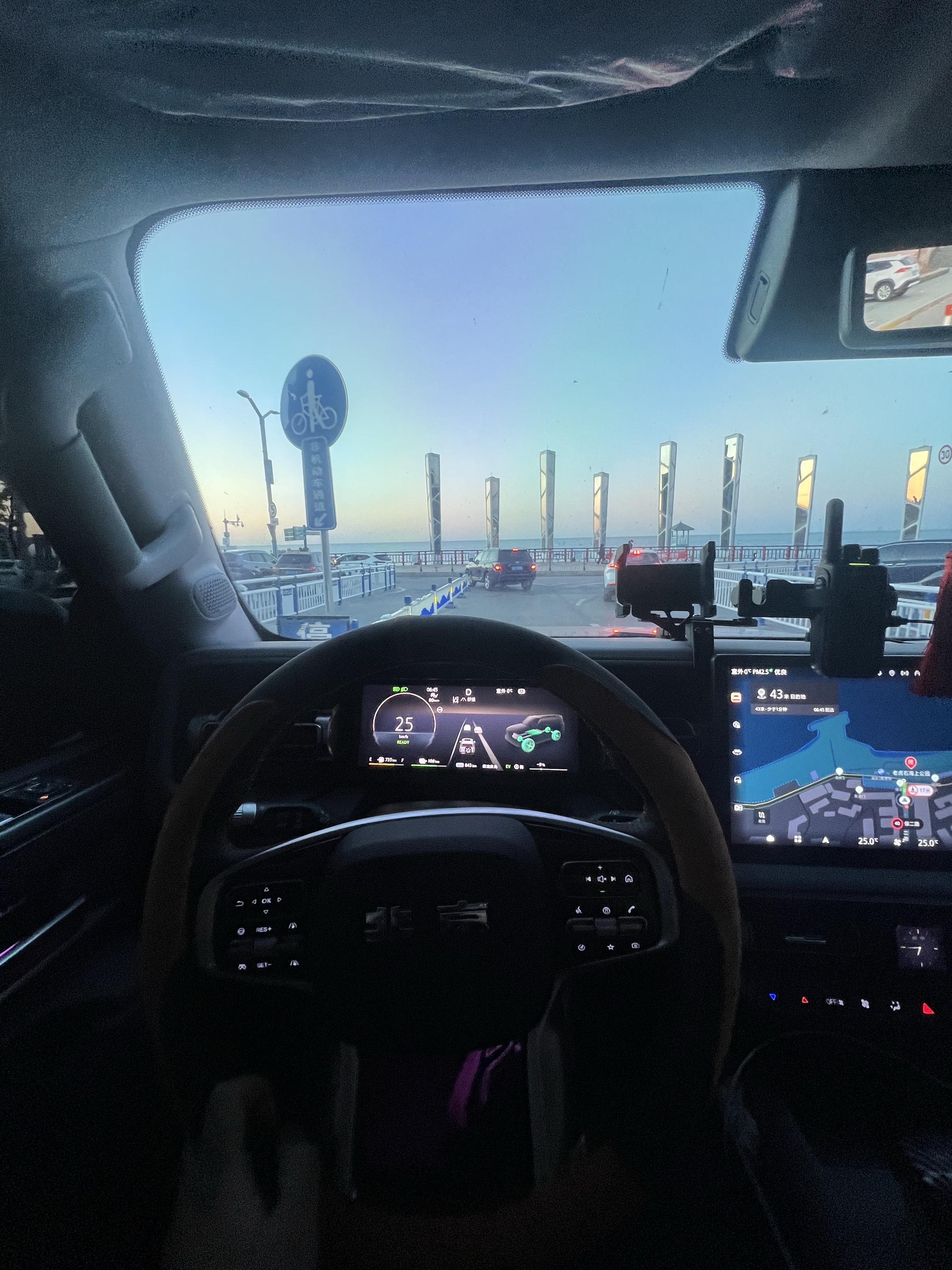 “浪漫的不只是日出，是凌晨四点，说走就走永远热烈自由的我”