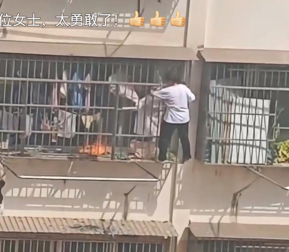 这位安徽大妈太勇敢了，趴在防盗网上扑灭了邻居家的火，不仅是救了邻居，而是保住了整