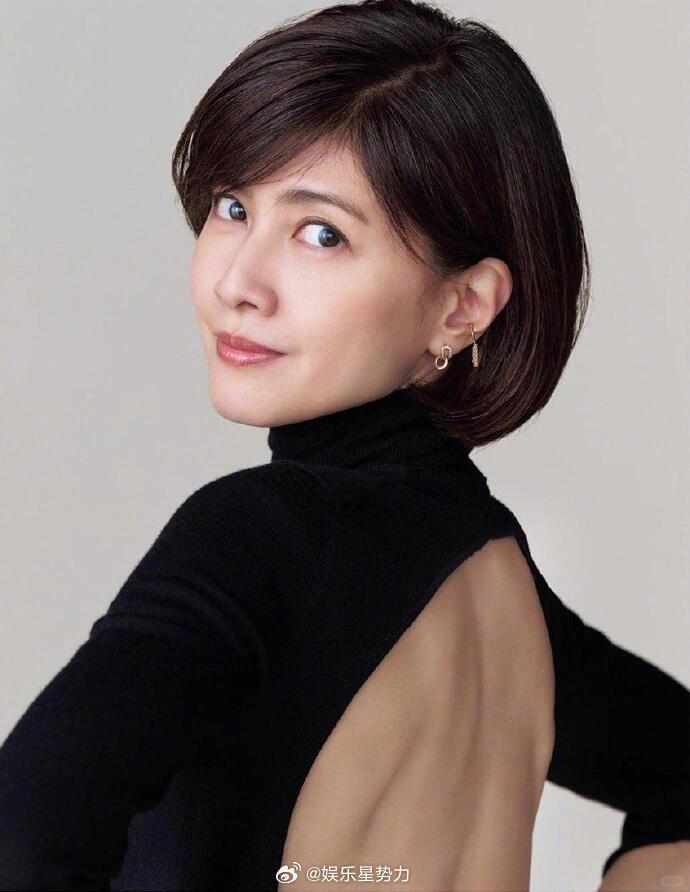 柏原崇内田有纪2019年约会照 一组街头同骑自行车的画面温馨又治愈，岁月静好的氛