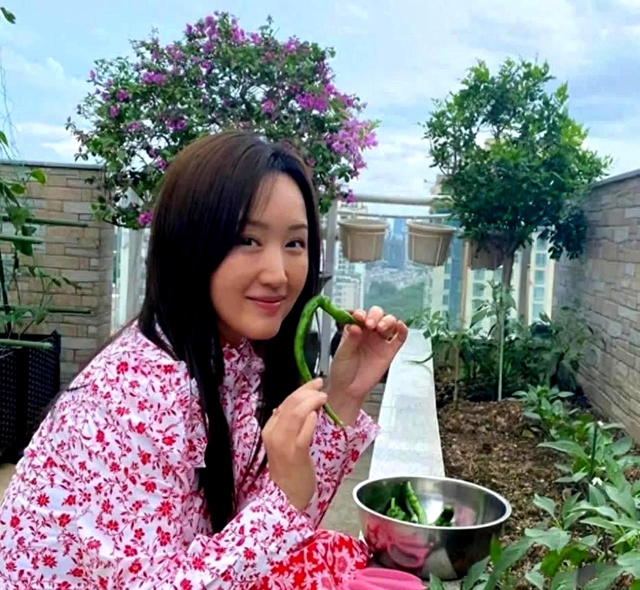 杨钰莹说，赖文峰曾和她说过，等她老了，变成一个老太婆的时候，就带她去看夕阳，可是
