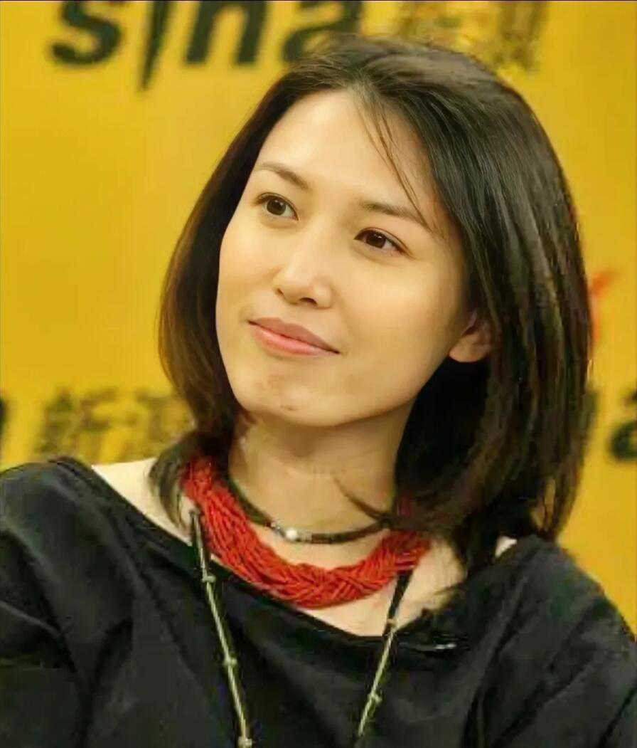 这位主持人长相美丽大方，倾城倾国，容貌出众，五官精致甜美，声音也是特别有磁性的那