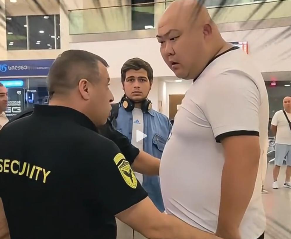 现在中国人在国外终于硬气啦

最近 一个大连老哥在格鲁吉亚候机，等了8个小时实在