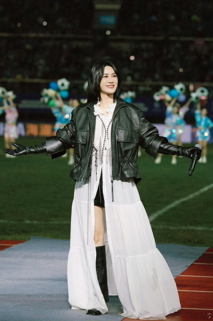 尚雯婕汤非扬州献唱苏超队歌歌声唱响江苏扬州，尚雯婕和汤非同台合唱苏超队歌《马上成