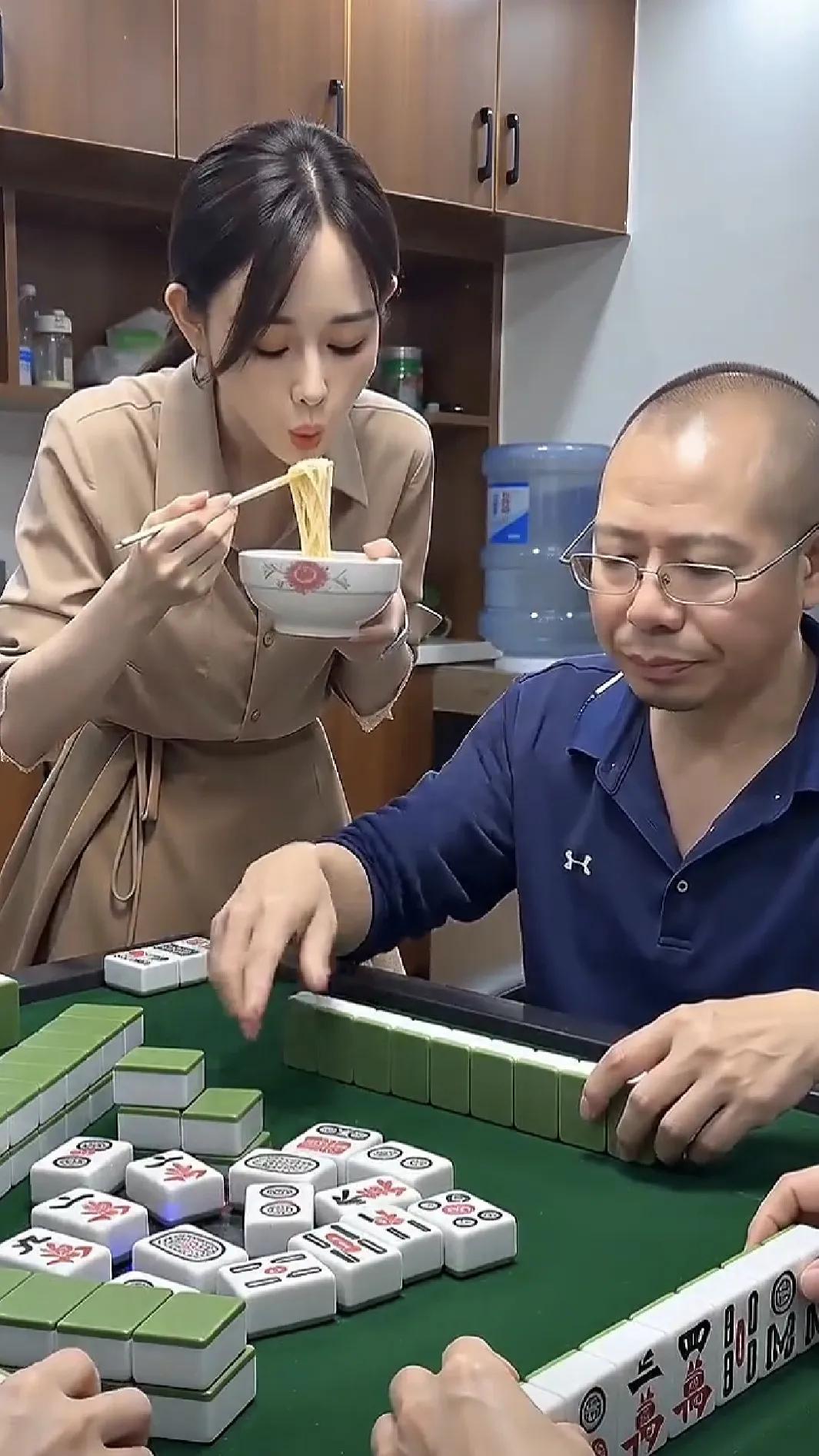 这事儿你咋理解？你能说这个女人贱吗？或许人家两个人感情就是这么好呢？

你说他这
