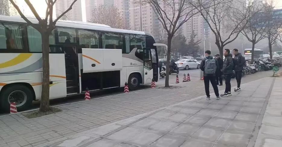 #河南建业# 根据计划，今日河南一线球员将乘坐南航CZ3169航班飞往广州，前往