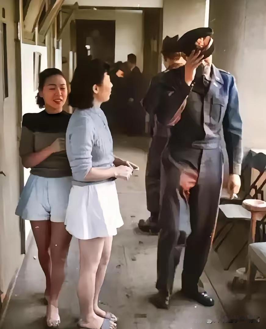 1951年，一名美军军官在日本“基地村”享受完服务后，正准备离开。两名年轻漂亮，