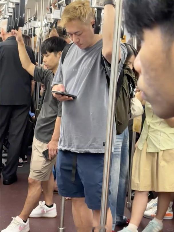 近日有网民在泰国地铁野生捕获陈键锋，其悠然自得的模样，以及最新状态随即引起网民热