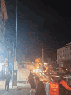 骇人场面：以色列轰炸伊朗燃料基础设施后，德黑兰大街的汽油管道发生连锁爆炸。

美