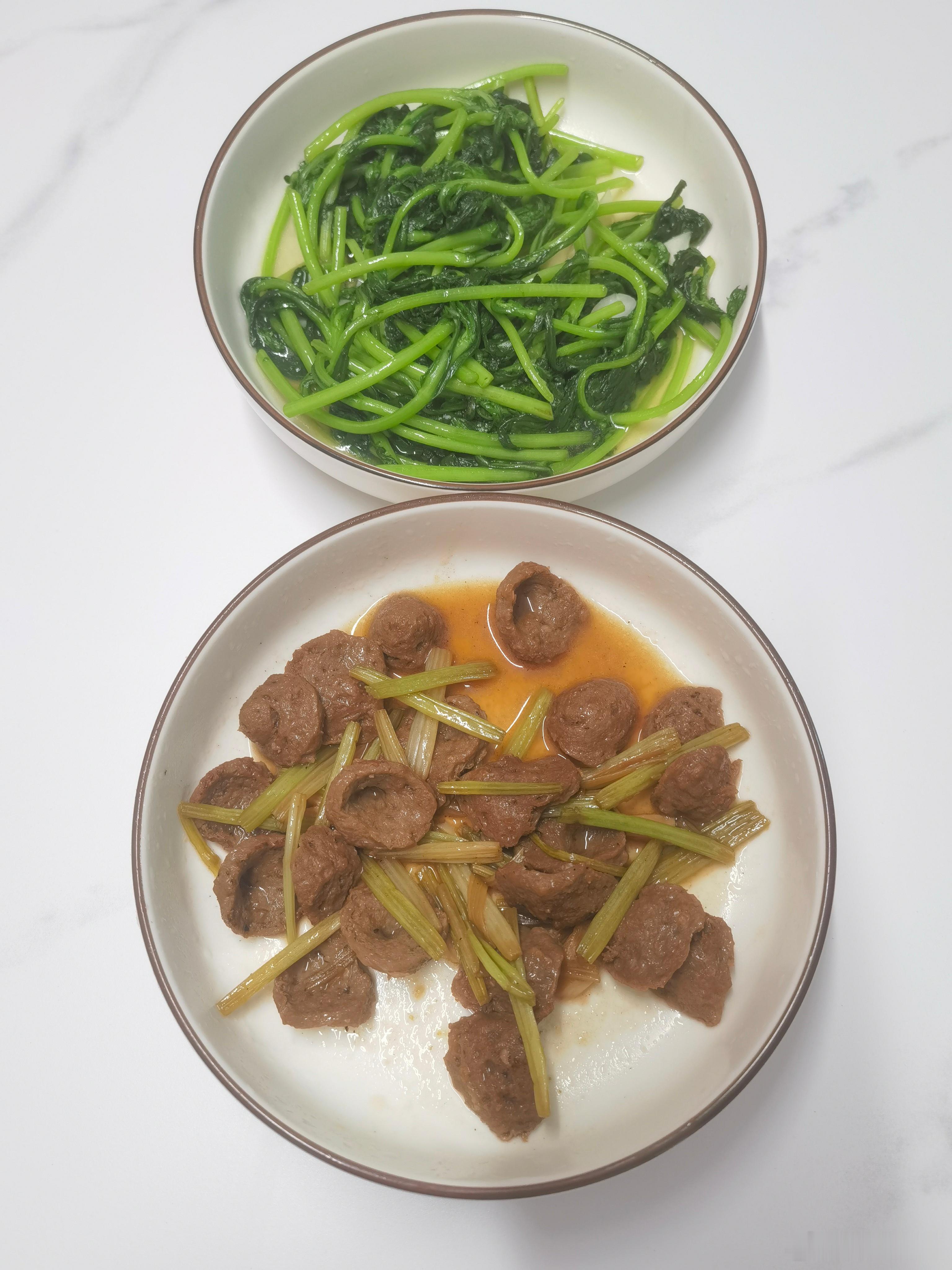 午餐：芹菜炒牛肉丸+清炒皇帝菜。打工人要好好吃午饭，不亏待自己！ 