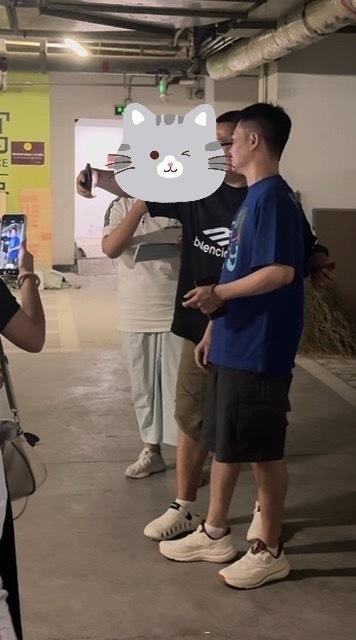关于大哥带闺女追星，只顾着自己和栾合影没让姑娘拍到正面的故事。 