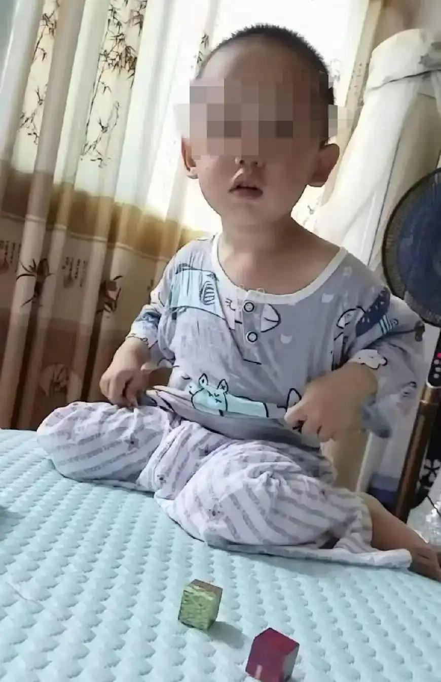 贵州松桃一所幼儿园里，一个两岁多的幼童居然从操场上大摇大摆地走了出去，至今音讯全