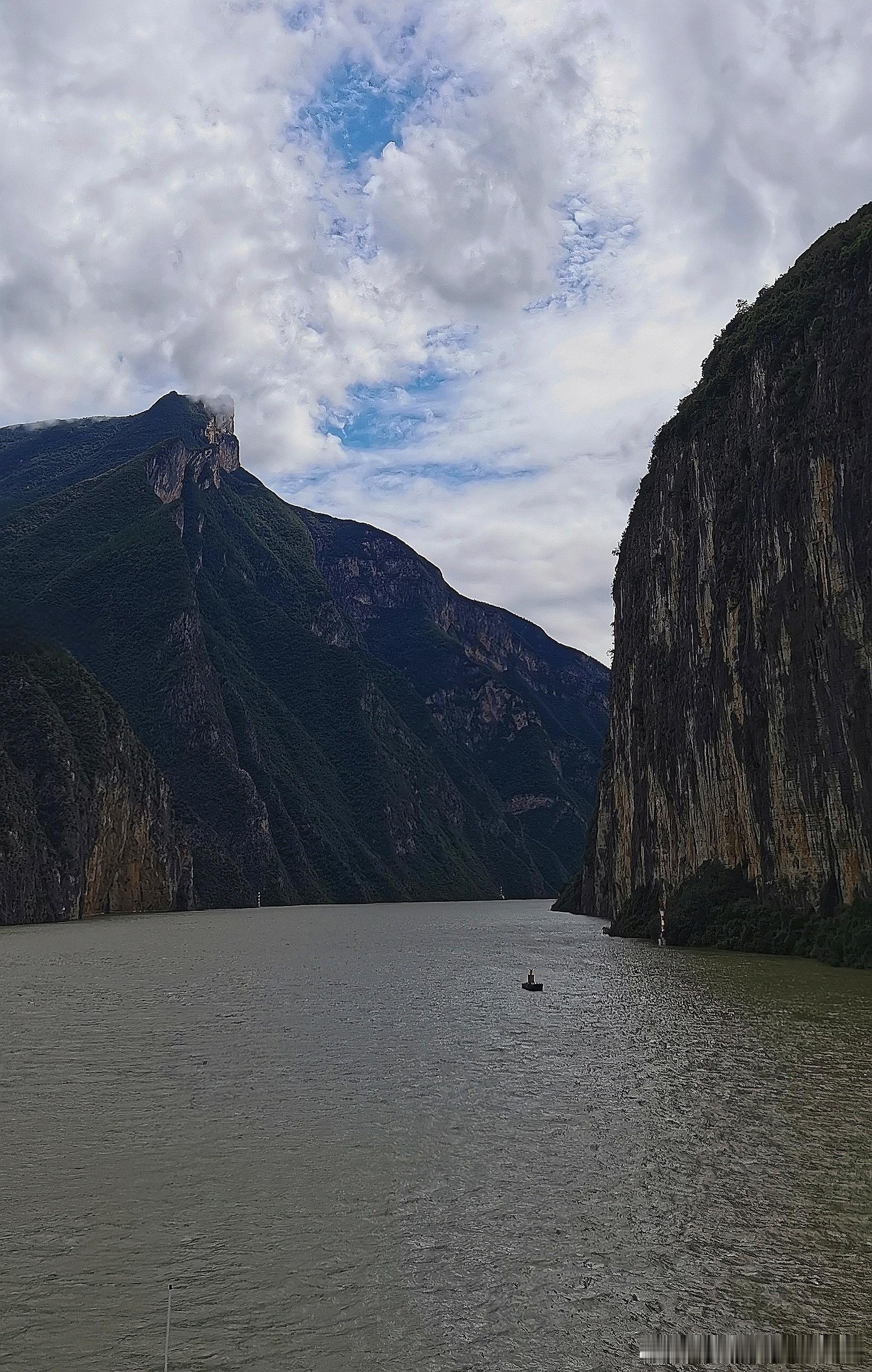 胜王季报后的机构交流十分强棒，东材的M9碳氢树脂放量在即昨日消化完三季报后涨停，