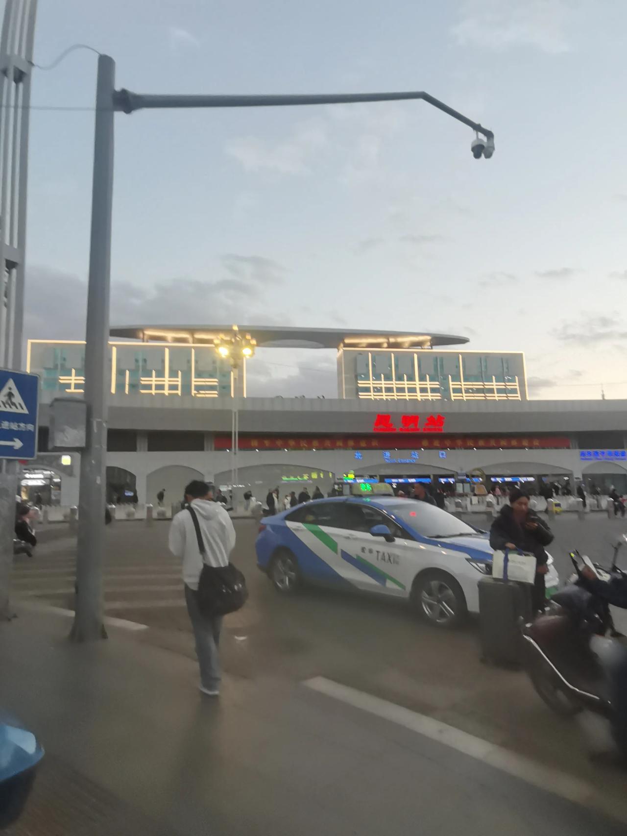 傍晚的昆明站景象，昆明站是是昆明主城区内北京路起点的一个综合性的火车站，虽然不是