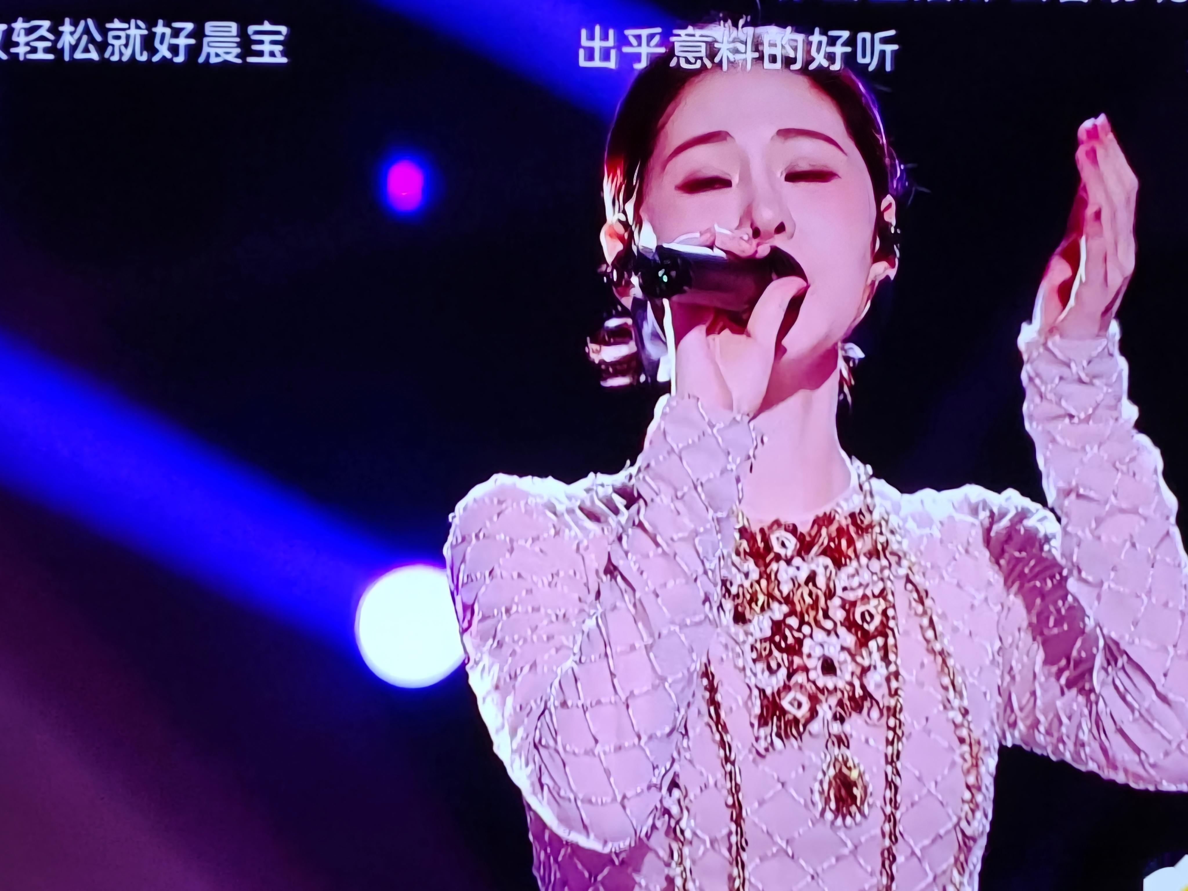 张碧晨唱功不错，情感拿捏也不差，但海来阿木这首歌，从嗓音到情感个人辨识度太高，张