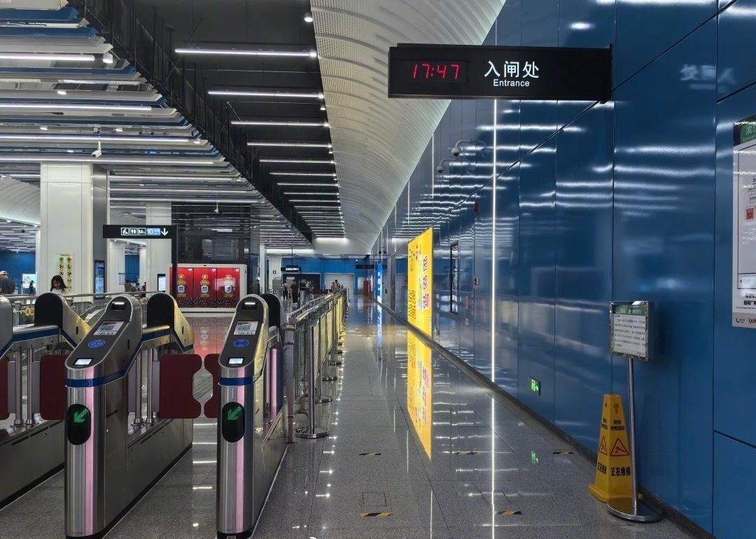 当时，站厅层A出口与B出口之间全都是闸机，市民若想到另一侧的服务台或者便利店，需