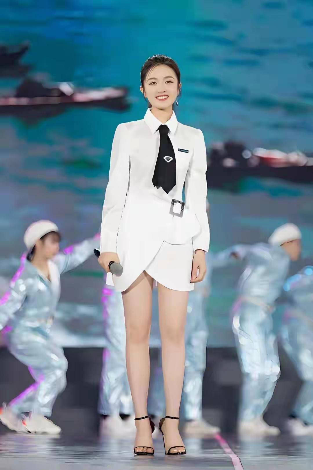 时尚秀场上的惊艳亮相，白色西装搭配黑色领带，尽显优雅与自信！