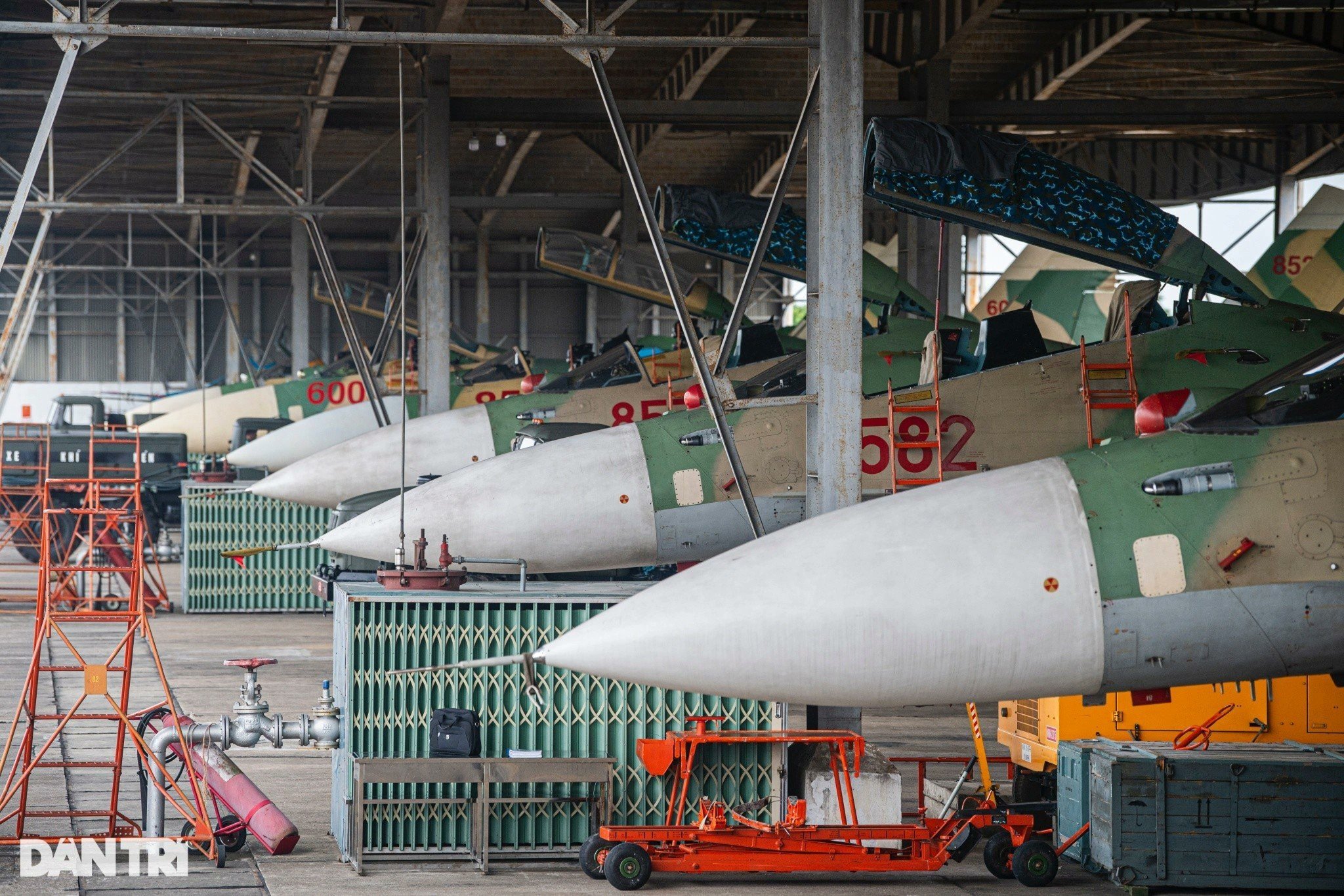 近日，越空军航空兵某团抓住可飞行天气，组织自由空战训练。“开车、滑出、计时起飞！