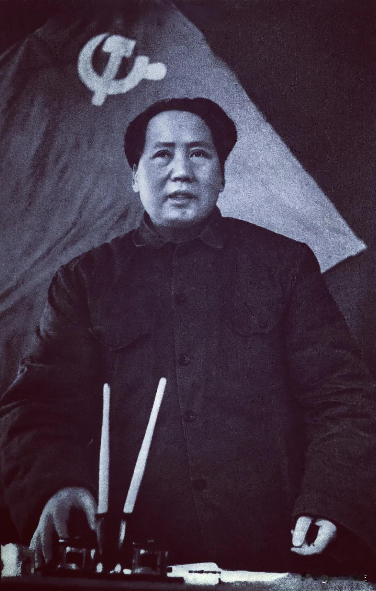 毛主席在中国革命面临重大历史转折的关头，始终以卓越的政治远见和坚定的理论勇气，为
