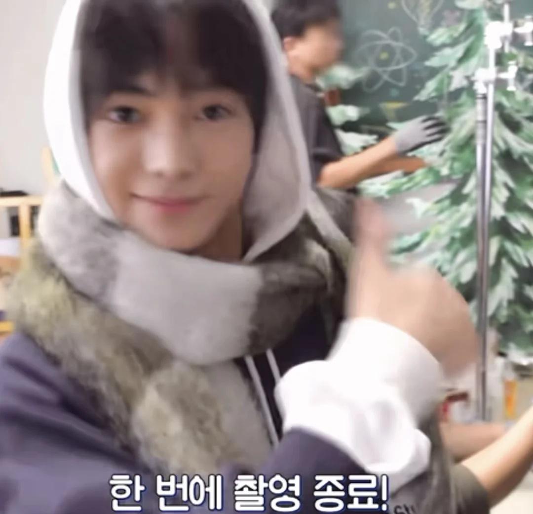 宝宝你是一个小糯米团子🍡
最近看的一些花絮cut存档
小表情真的是百看不腻
t