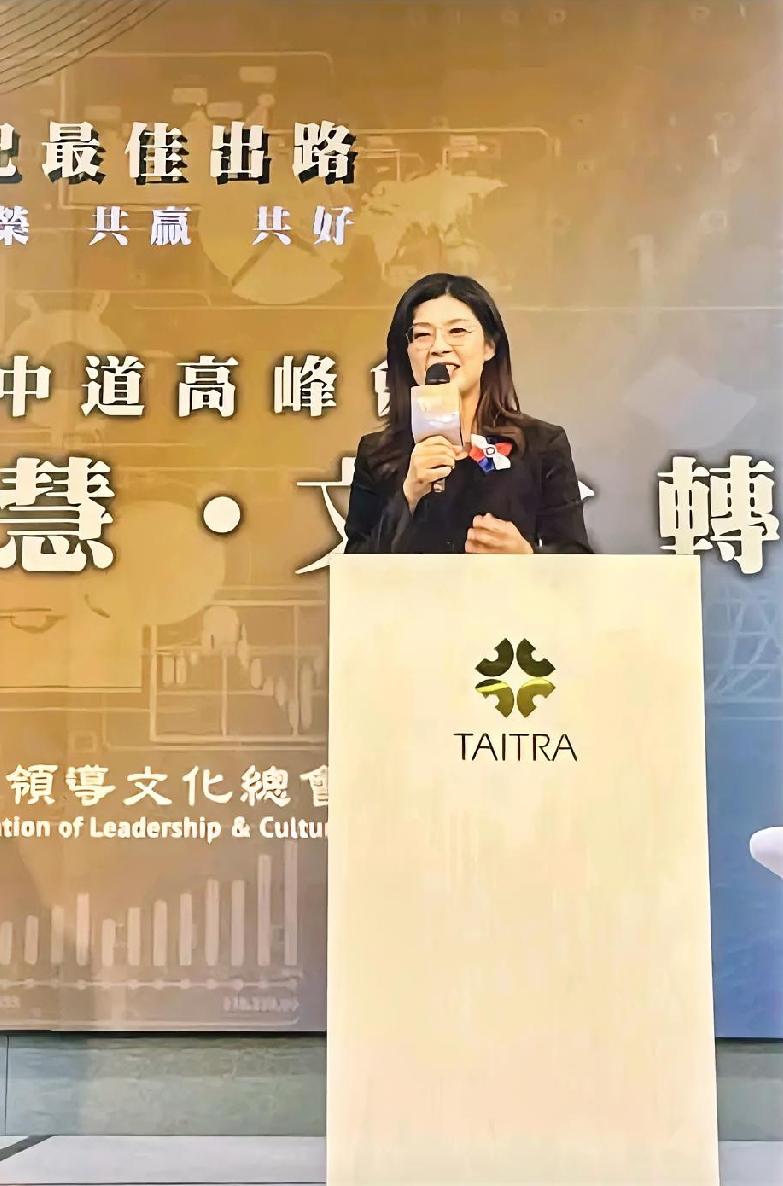 真挺滑稽的。
兜里连俩钢镚都掏不出来的人，居然天天站在大街上，幻想着自己是能指挥