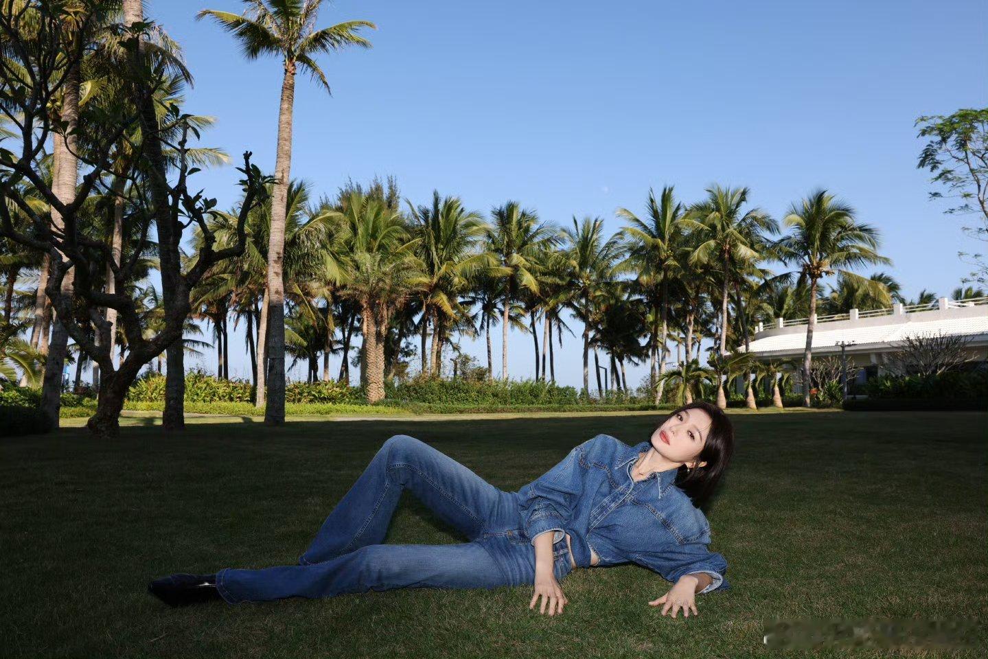 马年职场太枯燥，秦岚这种“行走的梗王”同事太香了！马年职场需要秦岚同款同事亲爱的