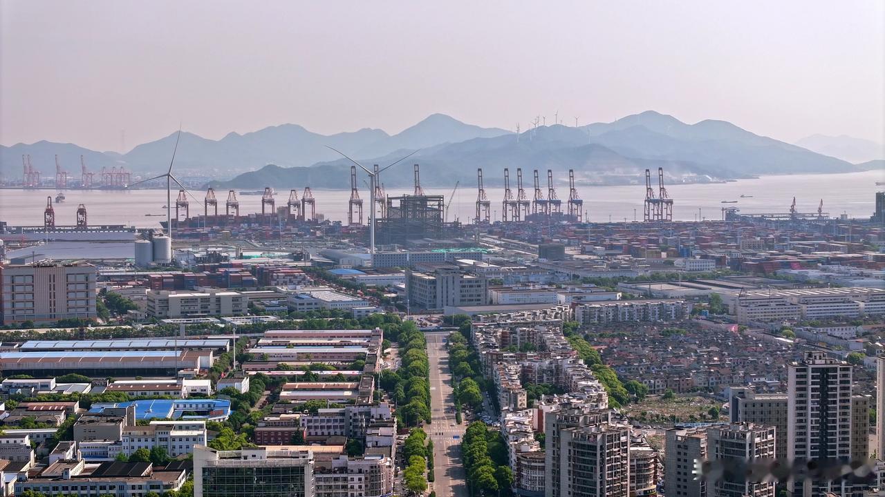 北仑盛景：港通四海，电启新程
在东海之滨，宁波北仑区宛如一颗璀璨明珠。港口之中，