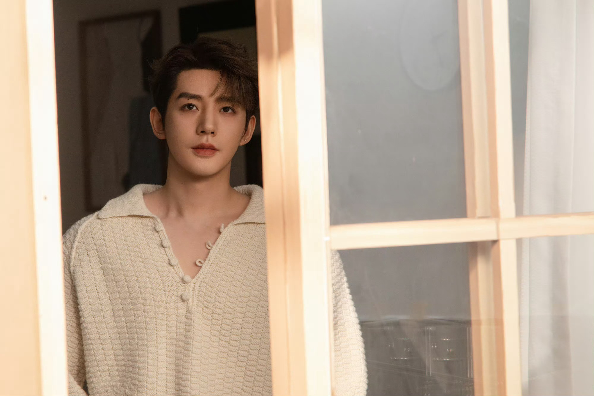 邓为纯白look邓为的治愈时刻 邓为的治愈时刻，纯白look居家男友风拉满，温柔