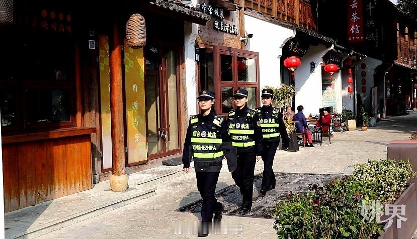 【余姚有支女子执勤队刚柔并济巧执法 】在余姚南雷南路繁华的街角，一抹“执法蓝”擦