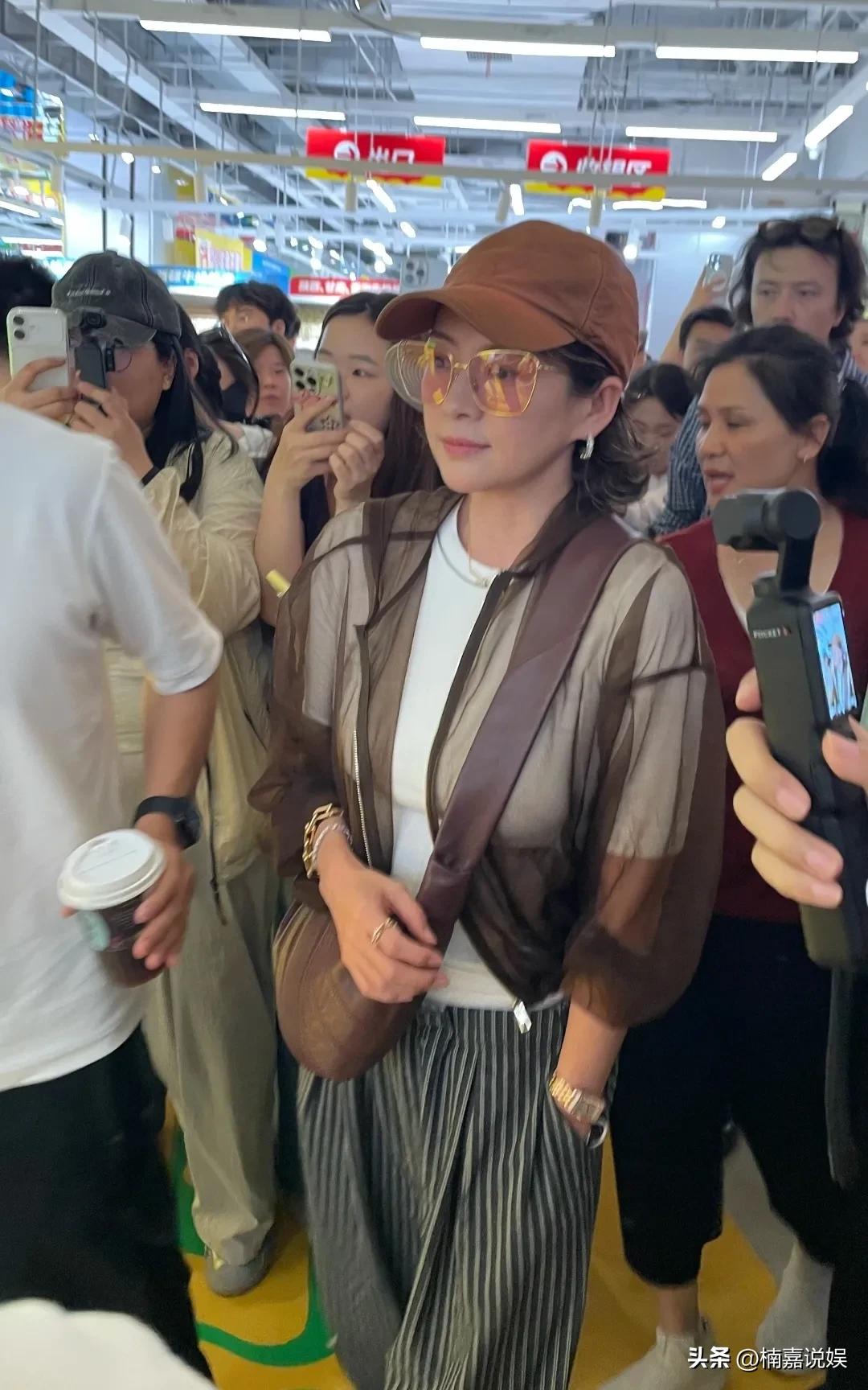 章子怡现身长沙零食王国，现实中的她，比红毯上还漂亮啊，松弛感拉满，好棒！
戴着一