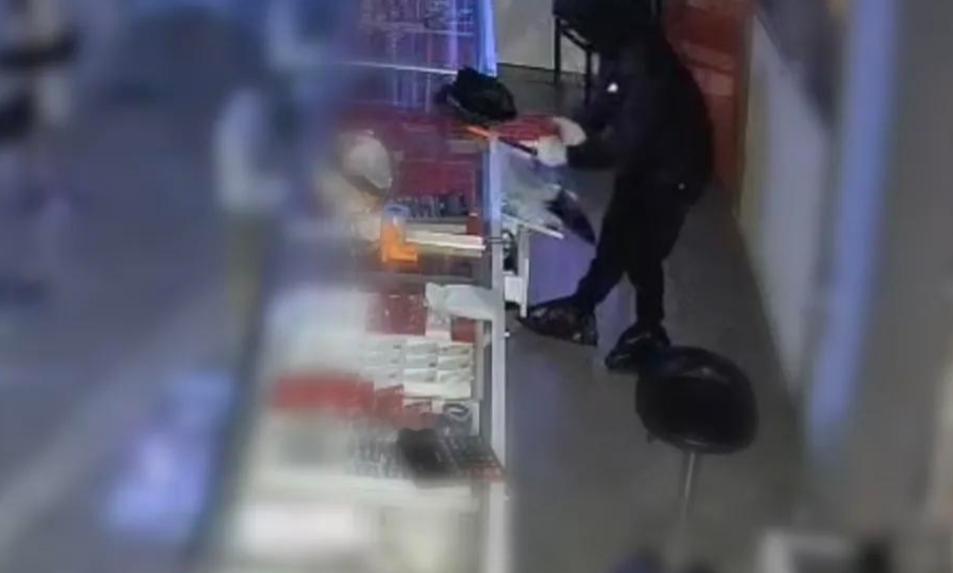 现在还有敢抢金店的？四川广元，一金店172件黄金首饰被盗，价值17万元，警方调查