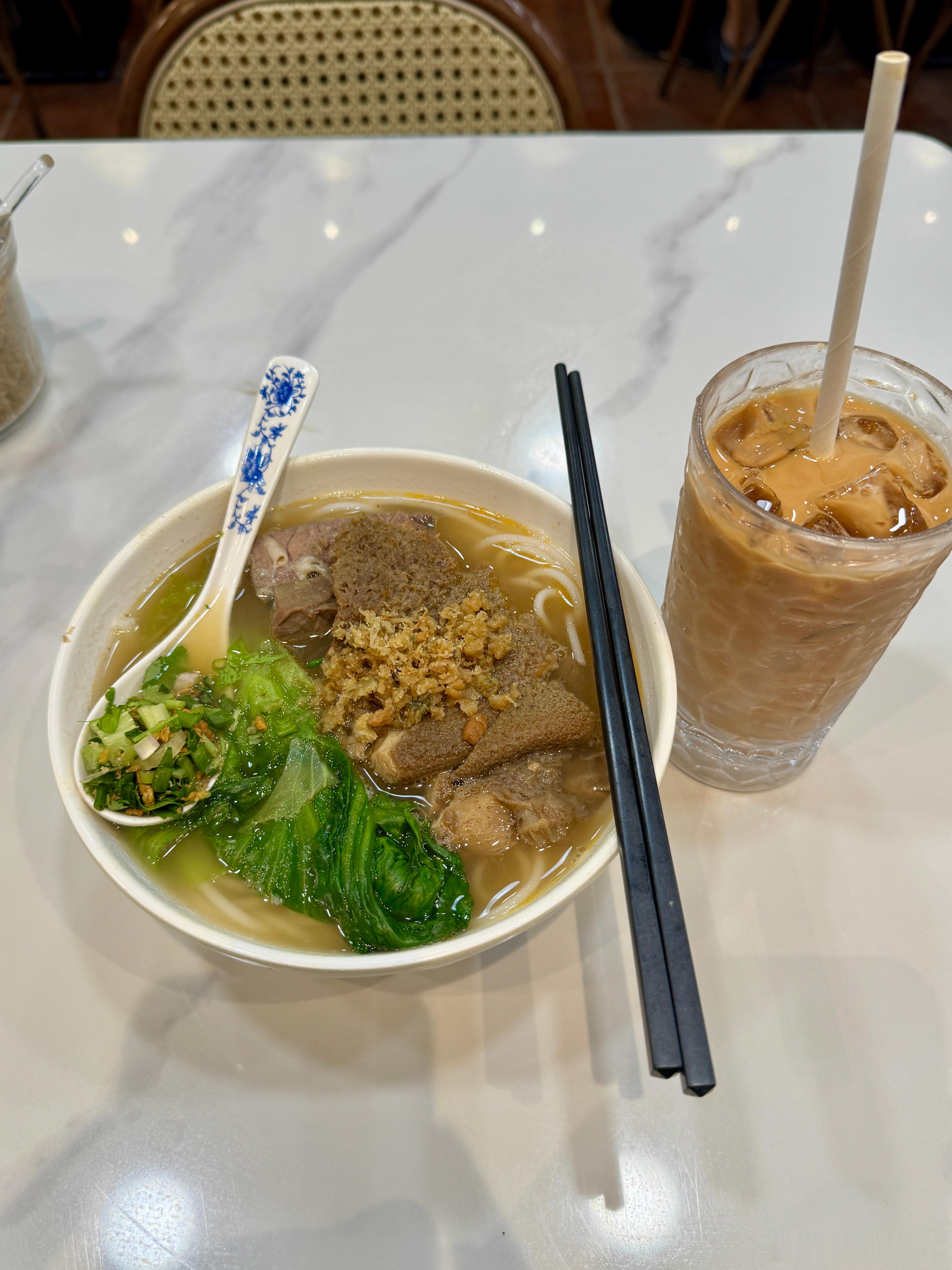 回到香港的第一件事：三宝米线+冻奶茶多奶！茶餐厅 ​​​