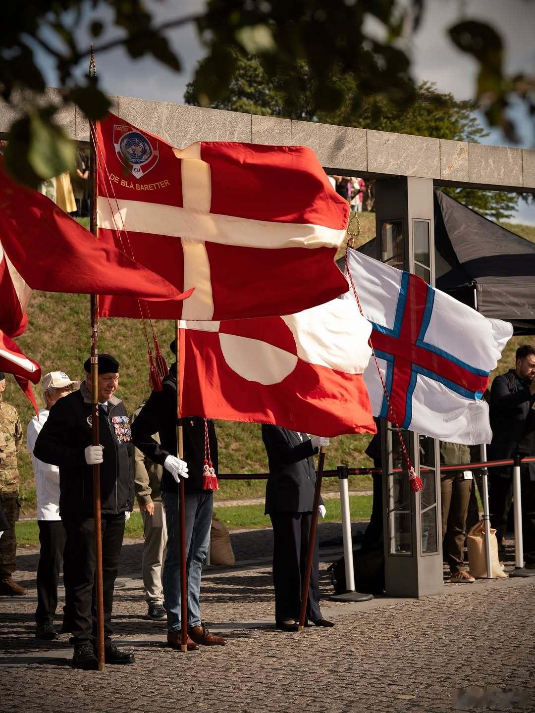 丹麦王室 🇩🇰9月5日，弗雷德里克国王和玛丽王后出席丹麦国旗日活动。世界各国