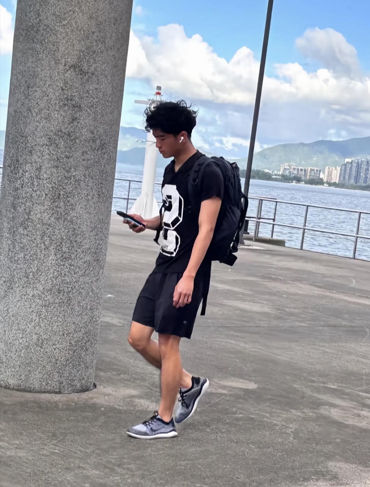 谢霆锋18岁大儿子Lucas在香港街头被偶遇，他穿着一身休闲服，背着双肩包，一头