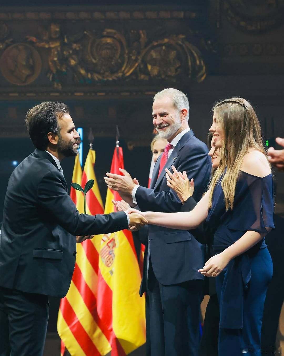 西班牙王室 🇪🇸7月23日，国王夫妇＆两位公主在巴塞罗那利塞奥大剧院主持赫罗