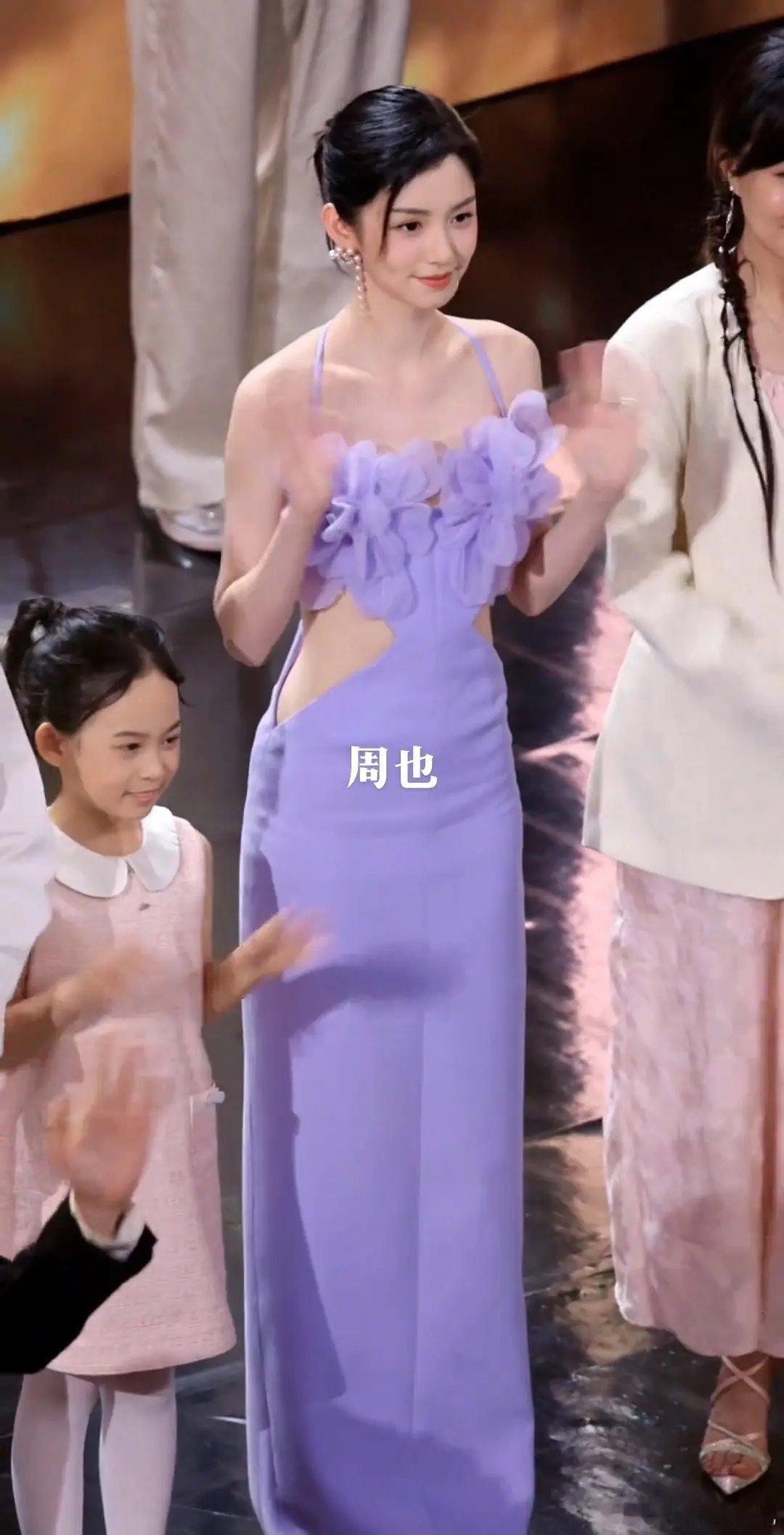 最近活动里最喜欢的还是这套完美展示了老也优秀的肩颈和腰臀比😍 ​​​