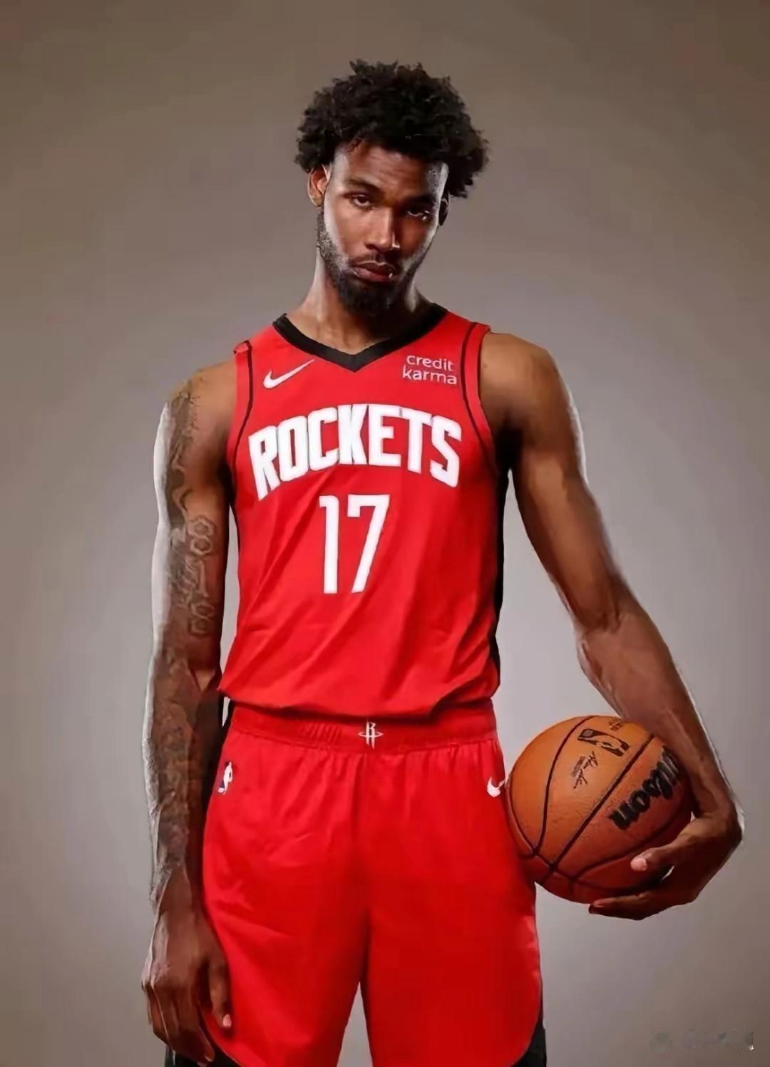 火箭队客场赢了雷霆。 
总经理斯通赛前说，球队的目标还是考察年轻人。 
伊森刚拿