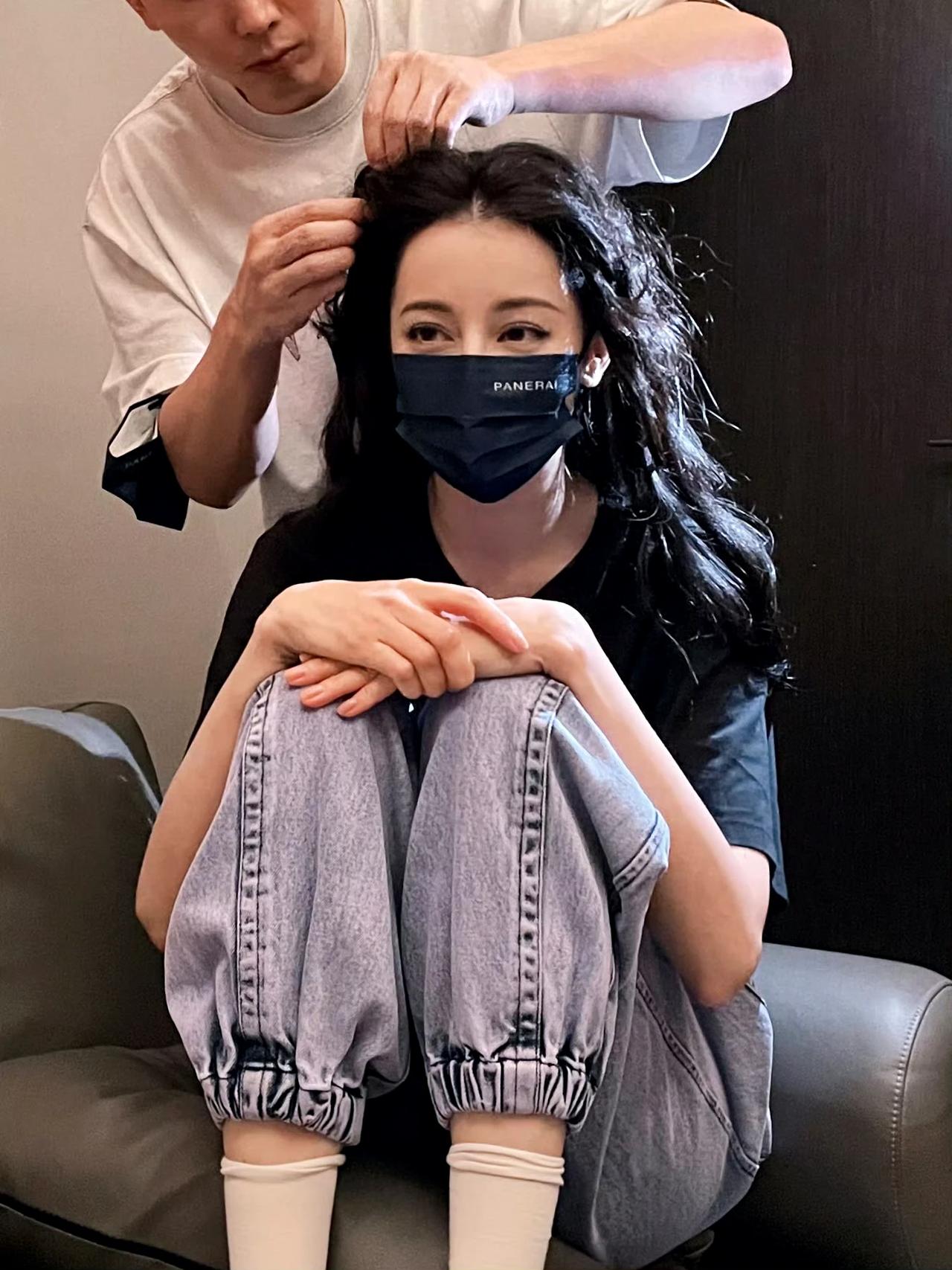 迪丽热巴这坐姿，
还是黄花大闺女！