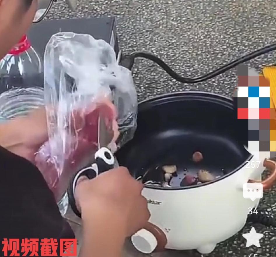 外卖小哥为了省钱在外面做饭。

这是他在休息时，自己在外面选择一处空地自己做饭吃