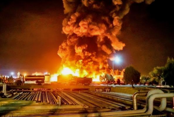 一片哗然！伊朗30余个大型储油设施遭到袭击，美国被指责得不到就毁掉。

伊朗的油