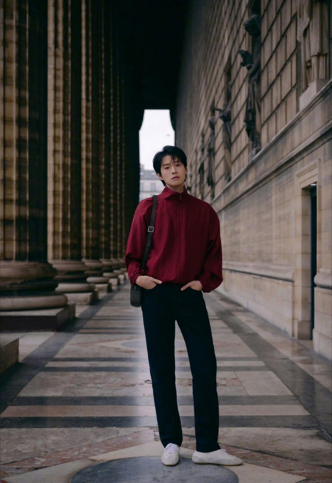 雨天 街头 漫步 巴黎街头漫步的魏大勋太帅啦