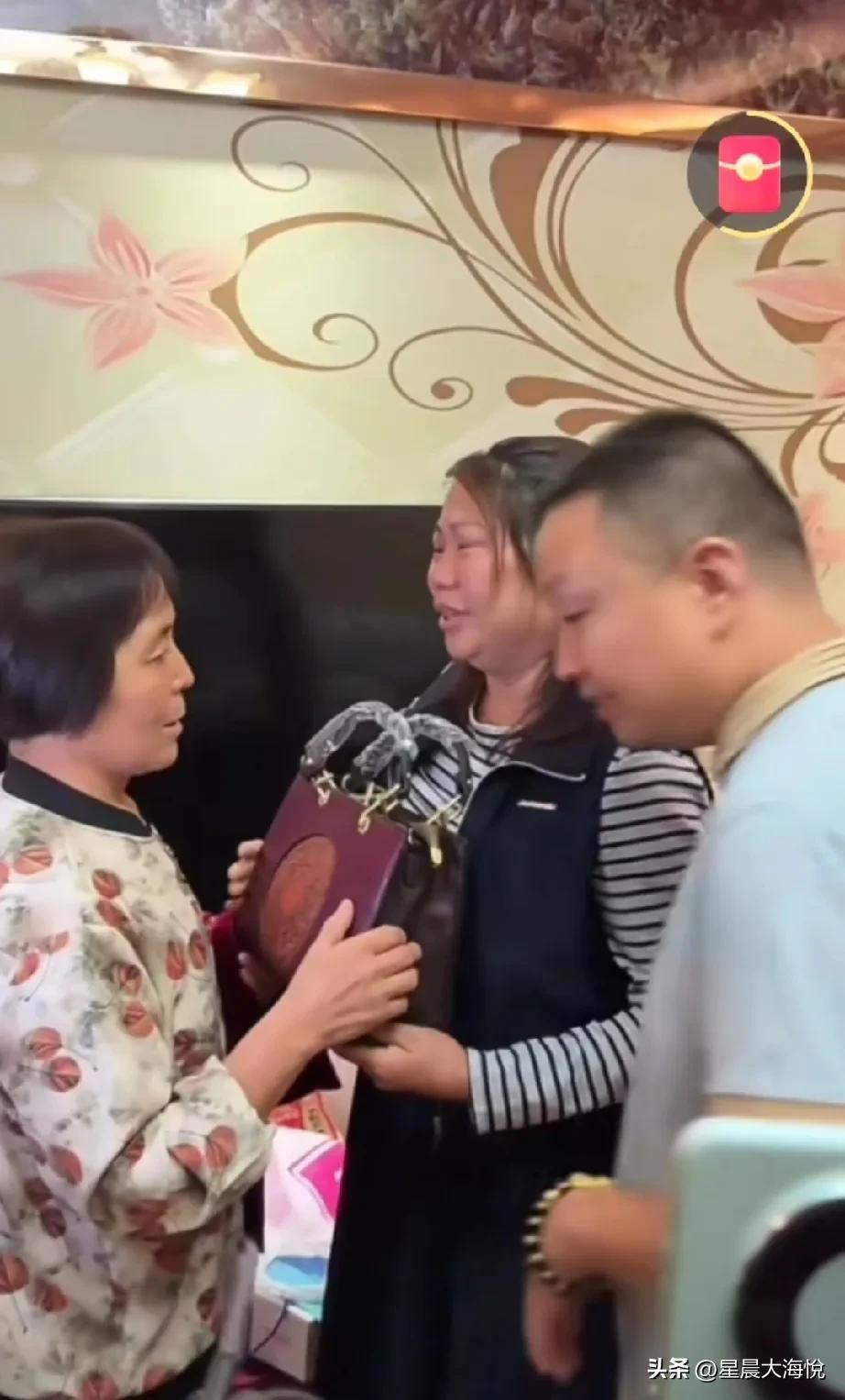 这一幕确实感人，
但是我觉得王晓举的亲妈妈这一跪有点过那个，
虽然是表达感谢这些