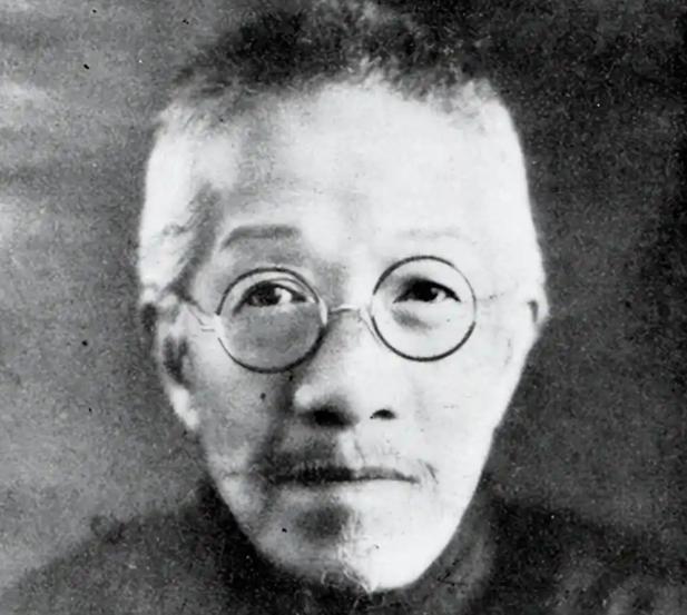 1929年蒋介石在楼外楼撞见章太炎，热情问好，老头却死活不肯上他的车。
 
蒋介