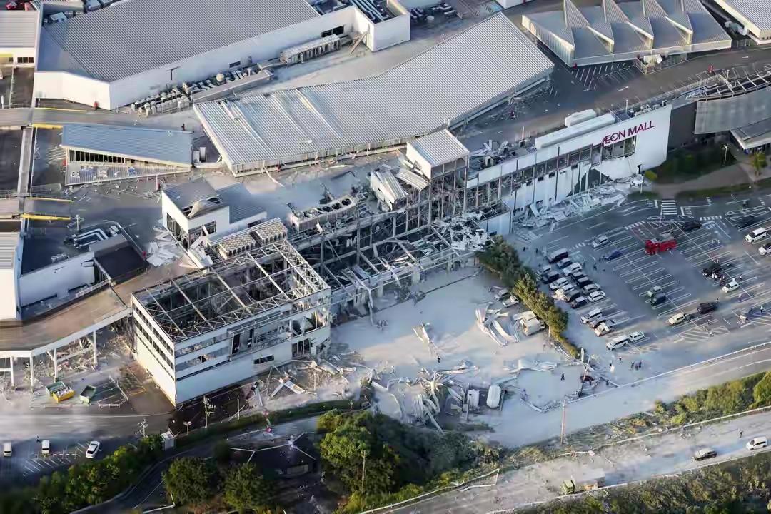 日本熊本地震，一座购物中心坍塌，20至30人下落不明，另有八代市一工厂烟囱倒塌致