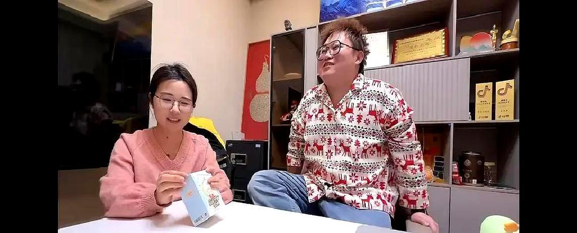 327场直播，GMV全队第一，年终奖6万。
 
同事一场没播，拿走10万。
 