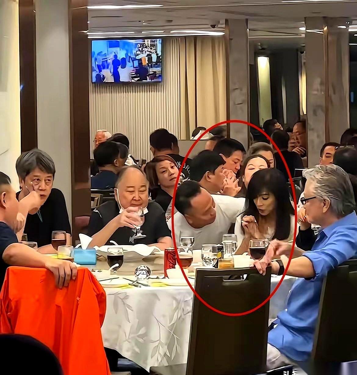 71岁奶奶侧身躲闪一幕，看懂所有女生的无奈
 
我真的看傻了，71岁啊。
 
刷
